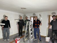 The Röhm team is fully committed to the house renovation. 