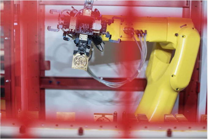 Das prozesssichere und wiederholgenaue Fertigen der Uhrenplatine bei IWC ist nur maschinell möglich. Die Montage findet dagegen nach alter Tradition weiterhin von Hand statt. 