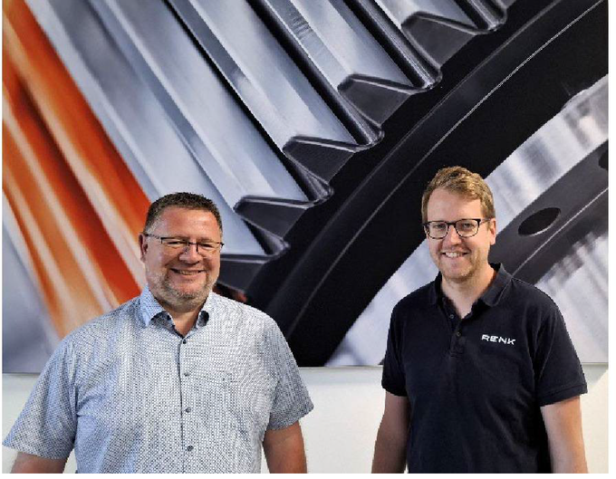 Thorsten Nolte – Sales Engineer bei Röhm – zusammen mit Carsten Jaeger (Meister Fertigung, rechts) im Werk Rheine der RENK Group.