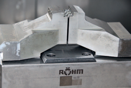 The jaw designs provide both a powerful as well as interlocking hold of the workpieces with a clamping force of up to 2000 kg.