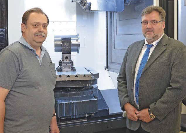 Die beiden Experten sind mit der Spannlösung sehr zufrieden: Erich Stecher (li.), Meister Teilefertigung Fräsen, GMN, und Gerhard Häutle, technischer Verkaufsberater, Röhm.