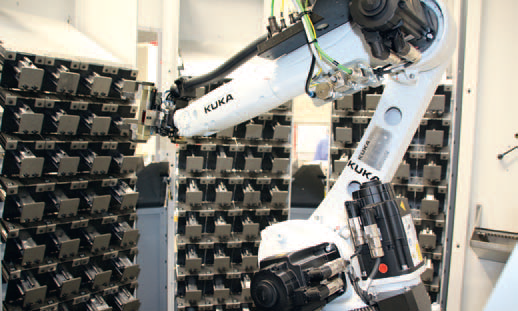 In the robot cell RS 05 with cell storage/Kanban from Hermle on a C 12 U, the EV Group can maintain up to 180 different raw part sizes.