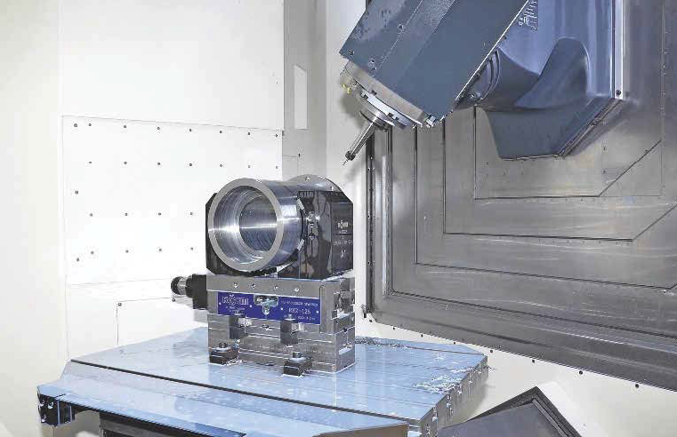 Trotz der sehr großen Auskragung von rund 284 Millimeter kann Röhm mit dem NC-Kompakt-Zentrisch-Spanner der Serie RKZ eine Wiederholgenauigkeit von einem Hundertstel Millimeter und eine Spannkraft von vier Tonnen garantieren.