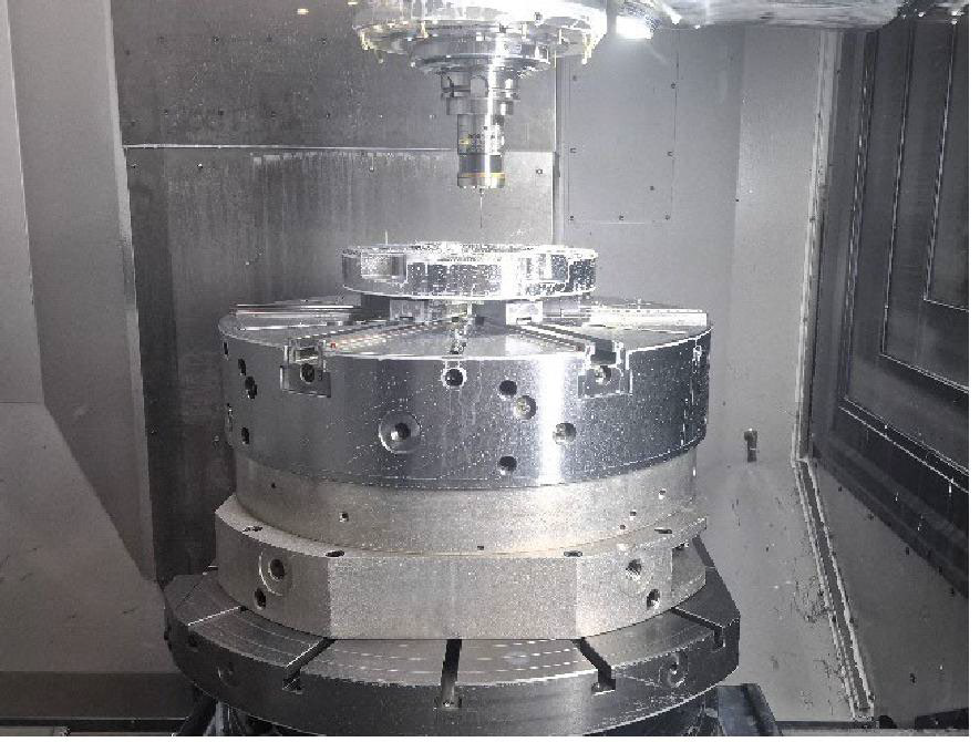 … sowie anschließender taktiler Messung im Werkzeugmaschinenraum.