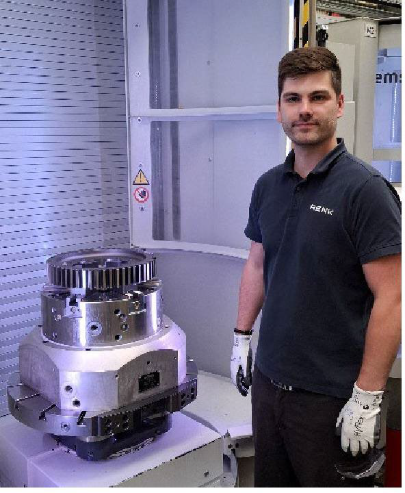 Zerspanungsmechaniker Fabio Michler vor dem mit Röhm-Backen gespannten Bauteil zur Bearbeitung.