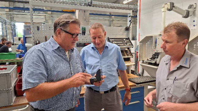 Gerhard Häutle und Dirk Gaarz, beide Sales Engineers bei RÖHM, im fachlichen Austausch mit dem Fertigungsmeister Andreas Mack von ASEDO (v.l.).