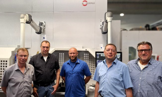 Andreas Mack, Geschäftsführer Andreas Schwab und Industriemeister Wladimir Lang (alle ASEDO) zusammen mit Dirk Gaarz und Gerhard Häutle vor einer der drei Hermle-Bearbeitungszentren.