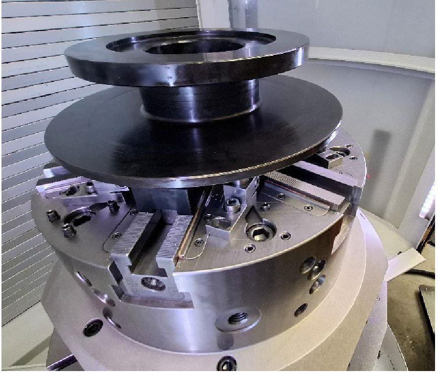 Herstellung einer Membran für Membrankupplungen mithilfe von Röhm-Spannmitteln.