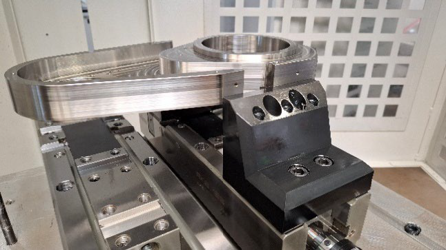 Bauteil 'Platte' – gespannt auf einer Spannbacke RKE125 LV mit geringem Gewicht.