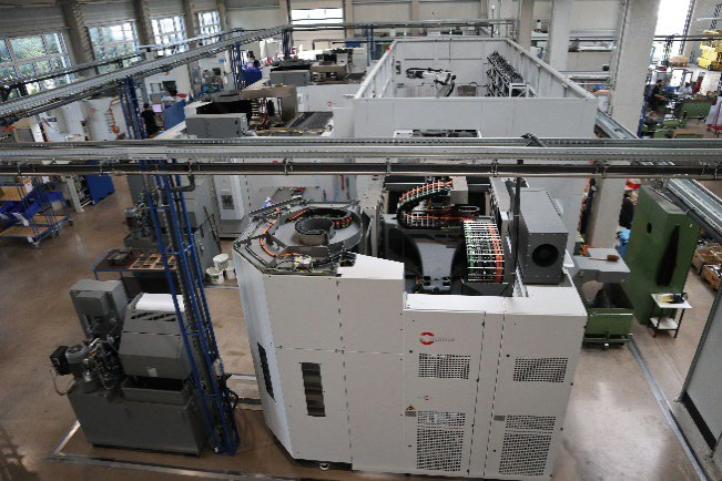 Gesamtblick auf die Anlage: Die Hermle Automationslösung RS2L bedient drei Hermle Bearbeitungszentren C42.