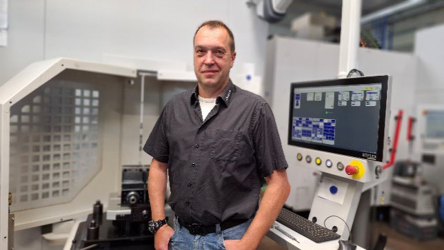 ASEDO-Geschäftsführer Andreas Schwab vor dem derzeitigen ‚Schmuckstück‘ des süddeutschen Spezialisten für Metallverarbeitung.