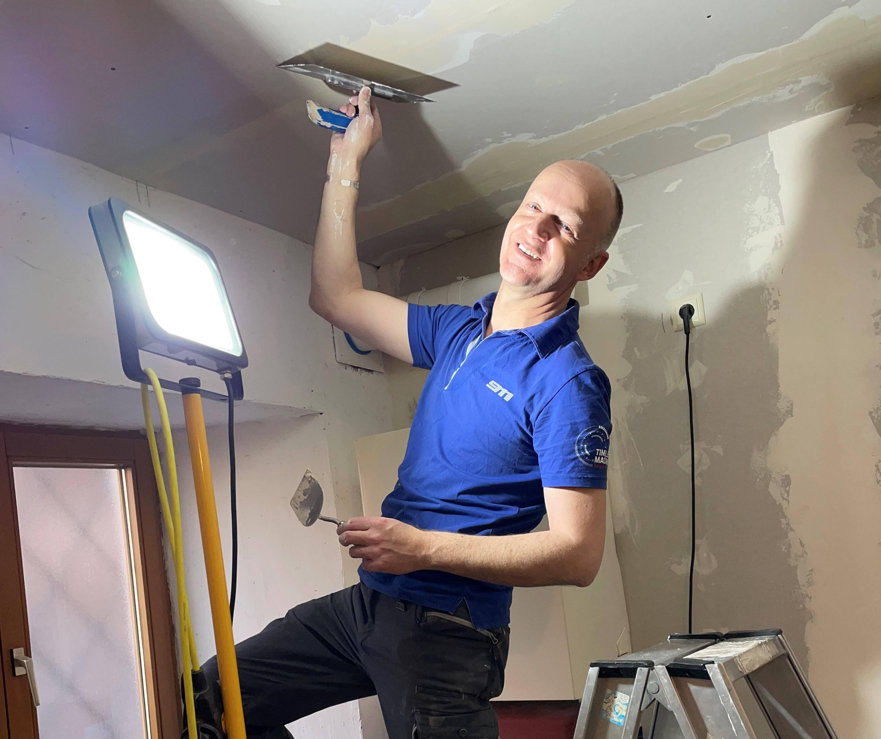 The boss lends a hand: Röhm Managing Director Dr. Till Scharf filled walls and ceilings himself.